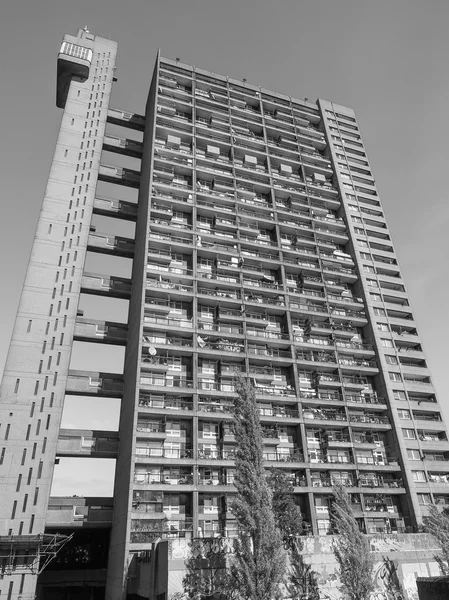 Torre Trellick em Londres em preto e branco — Fotografia de Stock