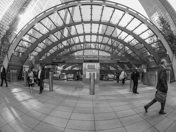 Canary Wharf tube station in London in black and white — Stock Photo, Image