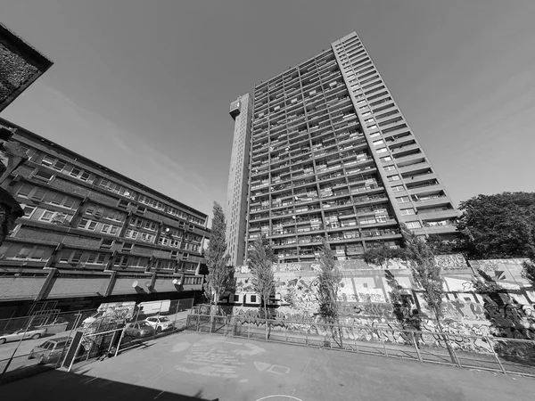 Trellick 塔在伦敦在黑色和白色 — 图库照片