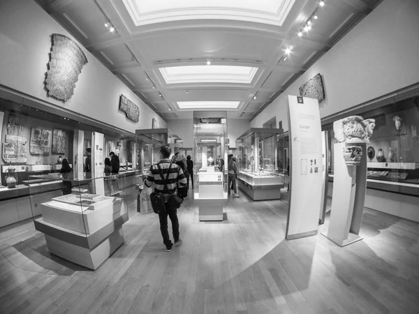 Turistas en el Museo Británico de Londres en blanco y negro — Foto de Stock