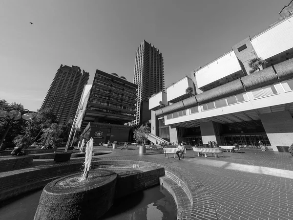 Центр Barbican в Лондоне в черно-белом цвете — стоковое фото