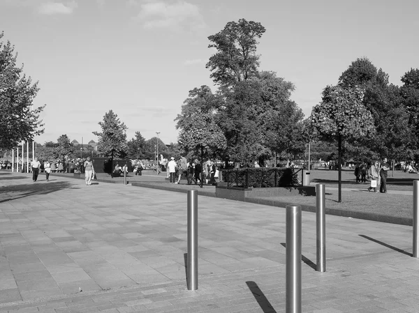 Touristen besuchen Stratford upon Avon in Schwarz-Weiß — Stockfoto