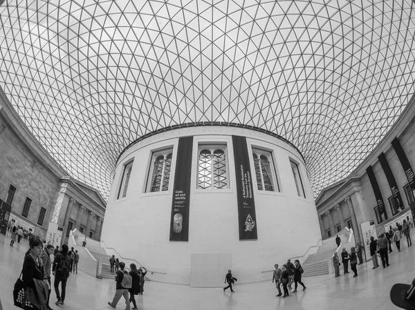 Siyah beyaz Londra'da British Museum'da büyük mahkeme — Stok fotoğraf