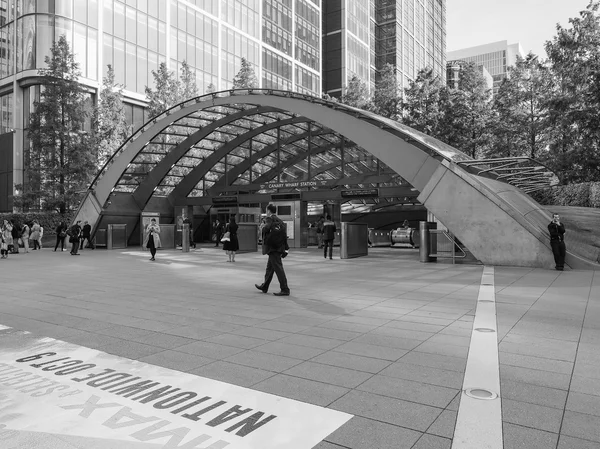 Estación de metro Canary Wharf en Londres en blanco y negro — Foto de Stock