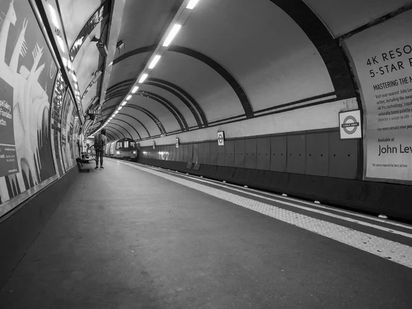 Tube platform in London in black and white — Stock Photo, Image