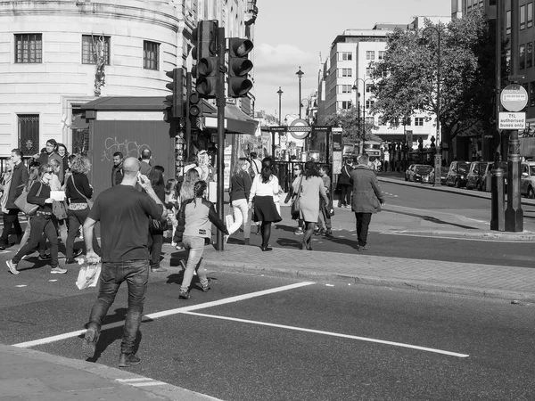 Туристів, які відвідують Лондон чорно-білі — стокове фото