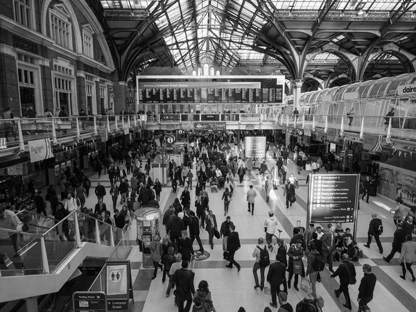 Liverpool street station in london in schwarz und weiß — Stockfoto