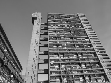 Trellick Tower siyah beyaz Londra'da