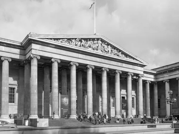 Turistas en el Museo Británico de Londres en blanco y negro — Foto de Stock