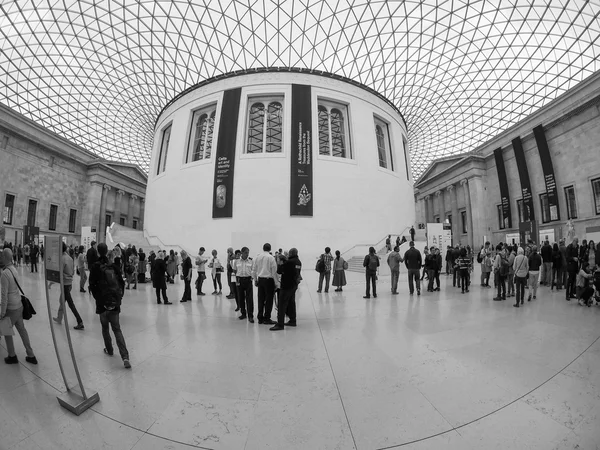 Siyah beyaz Londra'da British Museum'da büyük mahkeme — Stok fotoğraf