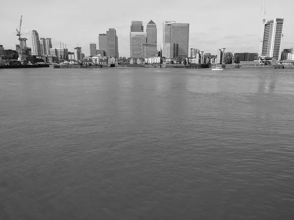 Canary Wharf skyline i London i svart och vitt — Stockfoto