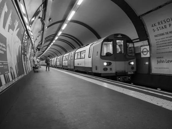 U-Bahn-Zug am Bahnsteig in London in schwarz-weiß — Stockfoto