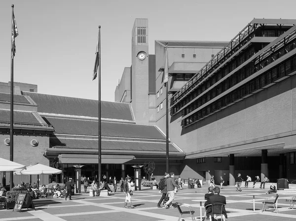 British Library in Londen in zwart-wit — Stockfoto