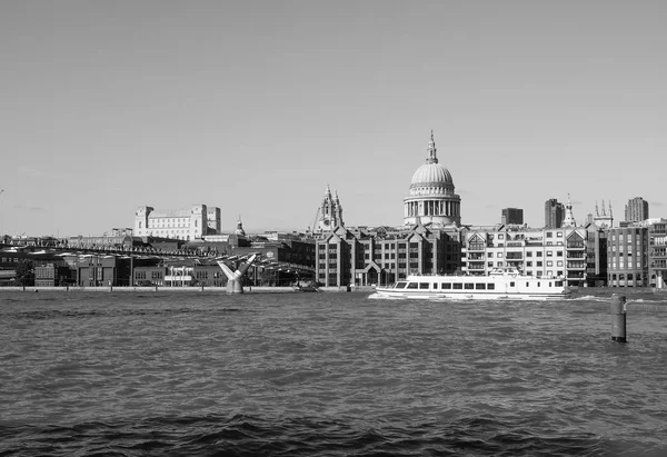 Floden Themsen i London i svart och vitt — Stockfoto