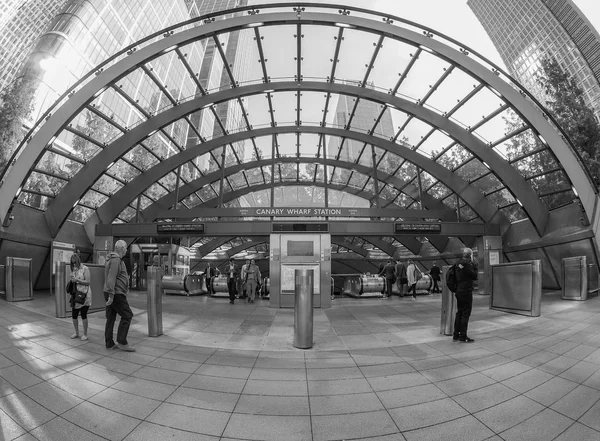 Canary Wharf tube station in London in black and white — Stock Photo, Image