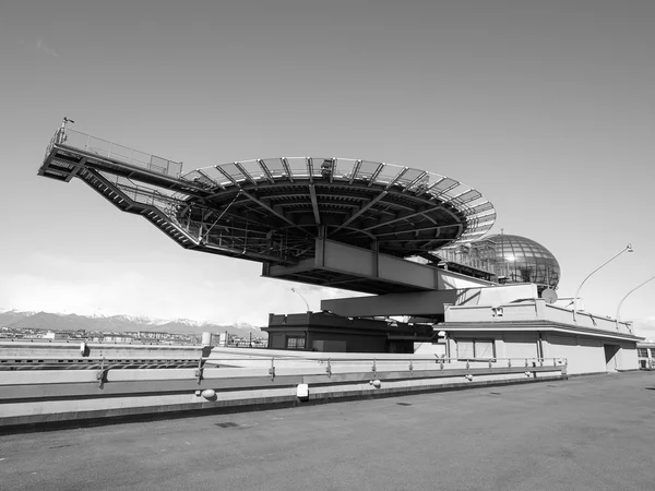 Конференц-центру Lingotto та вертолітний майданчик в Турині в чорному і whi — стокове фото