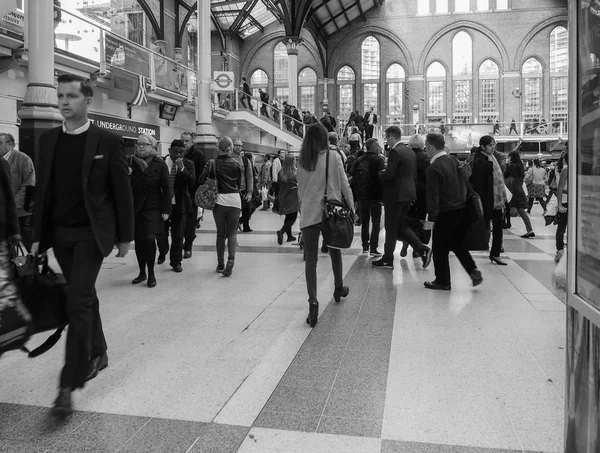 Liverpool Street station i London i svart och vitt — Stockfoto