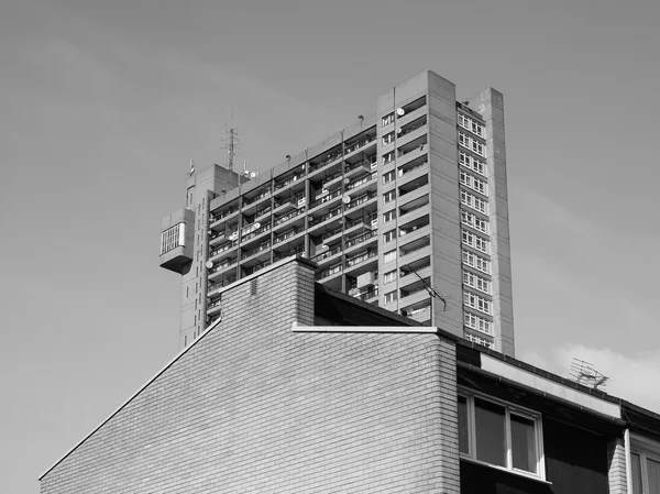 Трехэтажная башня в Лондоне в черно-белом цвете — стоковое фото