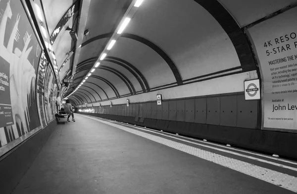 Tube platform in London in black and white — Stock Photo, Image