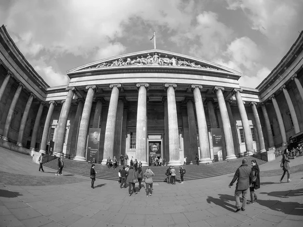 Turistas no Museu Britânico em Londres em preto e branco — Fotografia de Stock