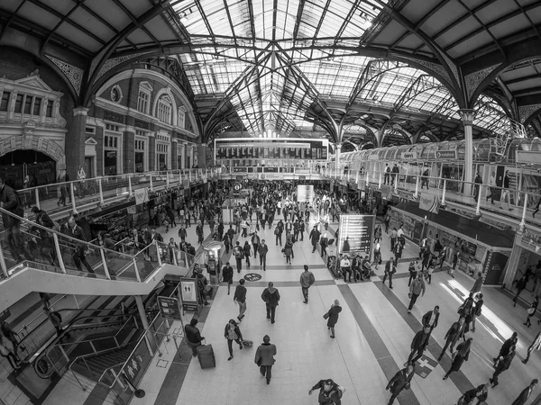 Station Liverpool Street à Londres en noir et blanc — Photo
