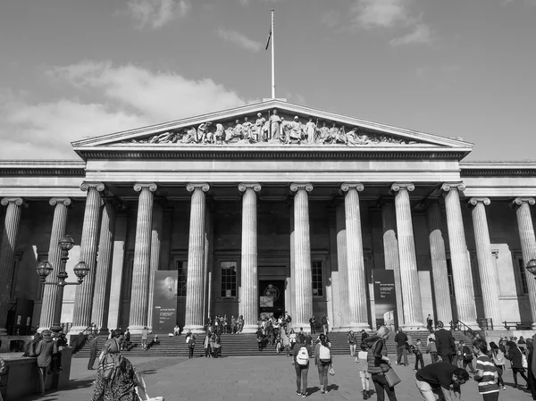 Turistas en el Museo Británico de Londres en blanco y negro — Foto de Stock