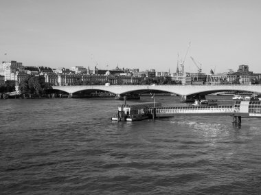 Siyah beyaz Londra'da Thames Nehri