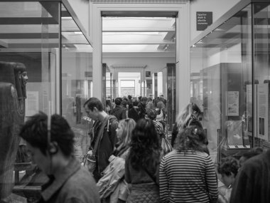 Londra'da British Museum'da turist siyah beyaz