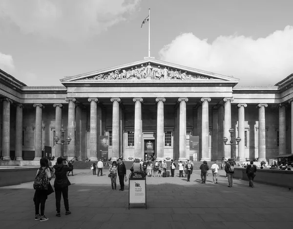 Touristen im britischen Museum in London in schwarz-weiß — Stockfoto