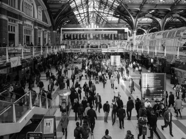Londra'nın Liverpool Street İstasyonu siyah beyaz