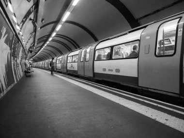 Tüp tren platformu Londra siyah beyaz