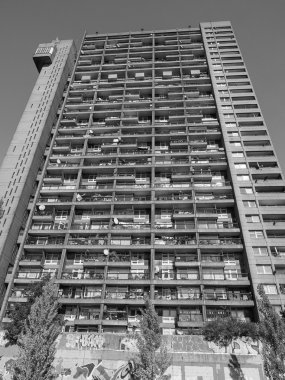 Trellick Tower siyah beyaz Londra'da
