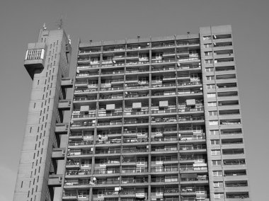 Trellick Tower siyah beyaz Londra'da