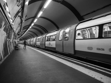 Tüp tren platformu Londra siyah beyaz