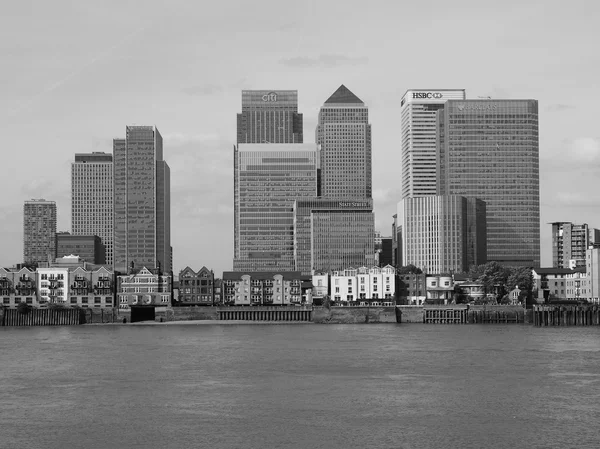 Skyline Canary Wharf en Londres en blanco y negro — Foto de Stock