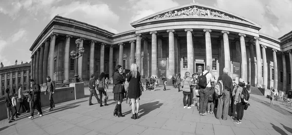 Turisták, a londoni British Museum, fekete-fehér — Stock Fotó