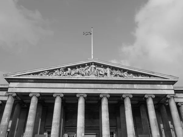 Toeristen bij British Museum in Londen in zwart-wit — Stockfoto