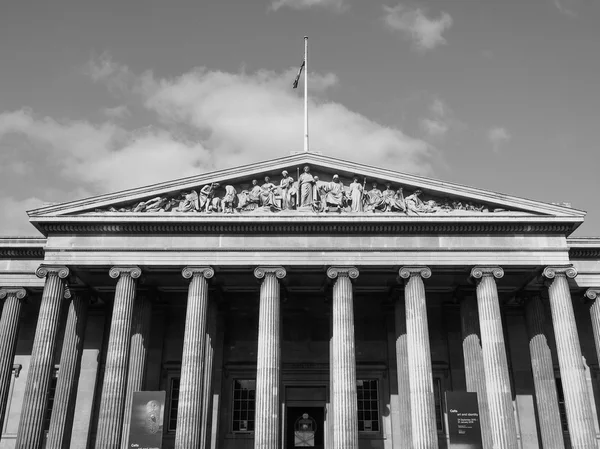 Britisches Museum in London in schwarz-weiß — Stockfoto