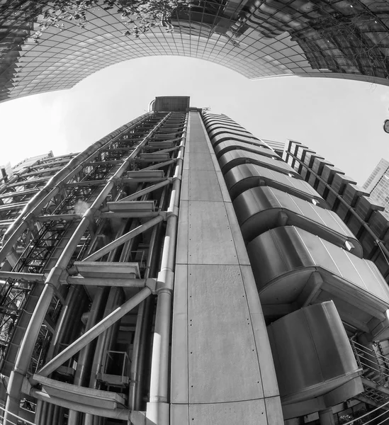 Lloyds byggnad i London i svart och vitt — Stockfoto