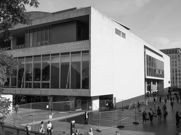 Royal Festival Hall Lontoossa Lontoossa mustavalkoisena — kuvapankkivalokuva