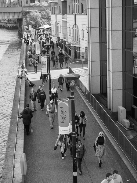 Zuidelijke oever van de Thames in Londen in zwart-wit — Stockfoto