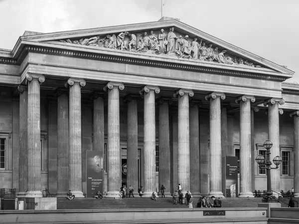 Turister på British Museum i London i svart och vitt — Stockfoto