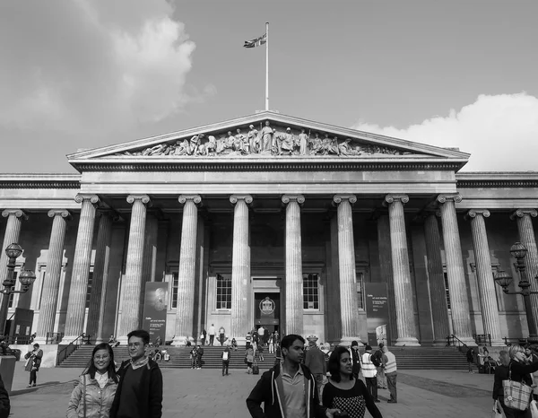 Toeristen bij British Museum in Londen in zwart-wit — Stockfoto