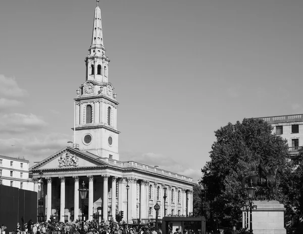 Trafalgar Square em Londres em preto e branco — Fotografia de Stock