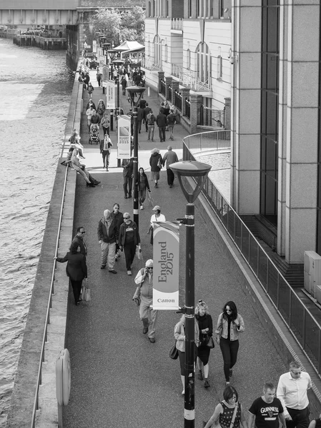 Zuidelijke oever van de Thames in Londen in zwart-wit — Stockfoto