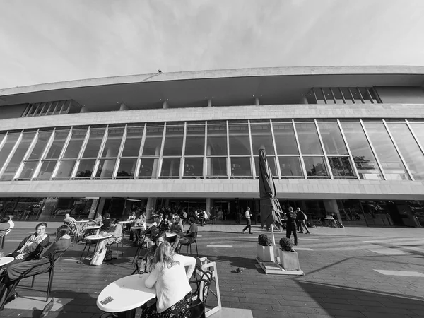 Royal Festival Hall в Лондоні в Лондоні в чорному та білому — стокове фото