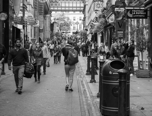 Tourists visiting London in black and white — Stock Photo, Image