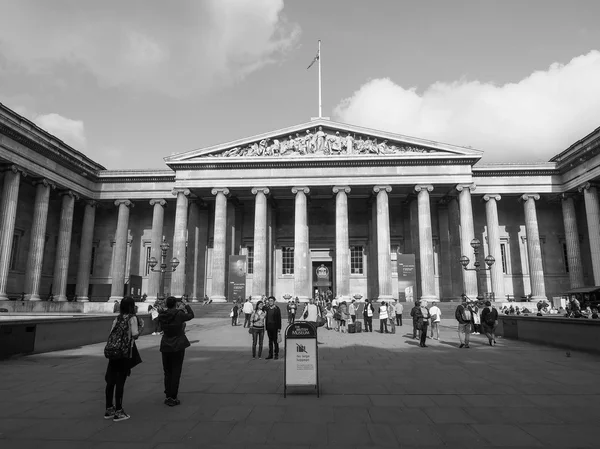 Turisták, a londoni British Museum, fekete-fehér — Stock Fotó