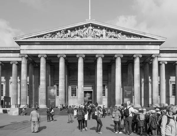 Turister på British Museum i London i svart och vitt — Stockfoto