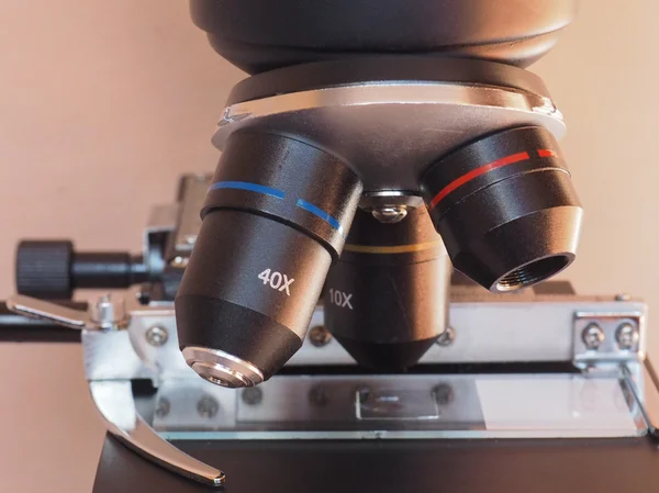 Kevyt mikroskooppi yksityiskohta — kuvapankkivalokuva